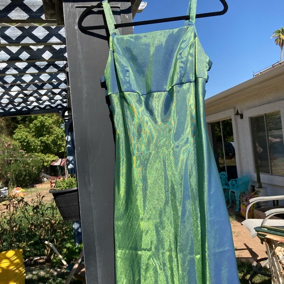 ✨HOST PICK✨ Faviana iridescent formal dress - Picture 12 of 16